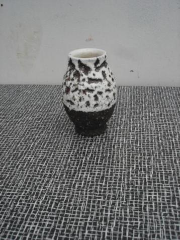 Diverse aparte vintage vaasjes uit de jaren 50 / 60 en 70 beschikbaar voor biedingen