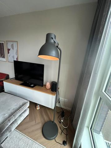 Grijze vloerlamp (Ikea) beschikbaar voor biedingen