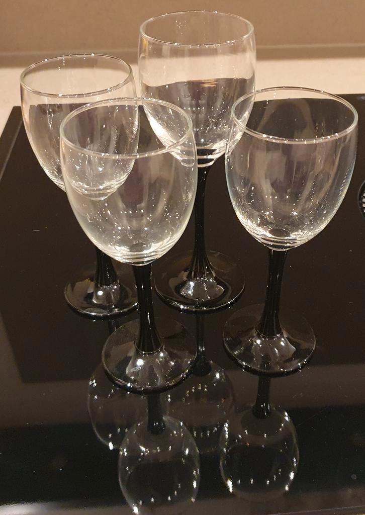 4# Luminarc wijnglazen met zwarte voet, Huis en Inrichting, Keuken | Servies, Zo goed als nieuw, Glas of Glazen, Effen, Glas, Ophalen