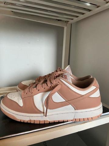 Nike Dunks Rose maat 39 🎀 beschikbaar voor biedingen