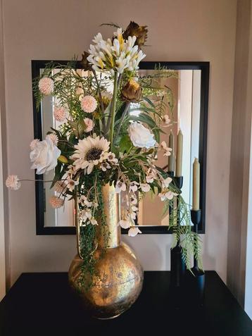 Hoge goude vaas met beige boeket zijden bloemen  beschikbaar voor biedingen