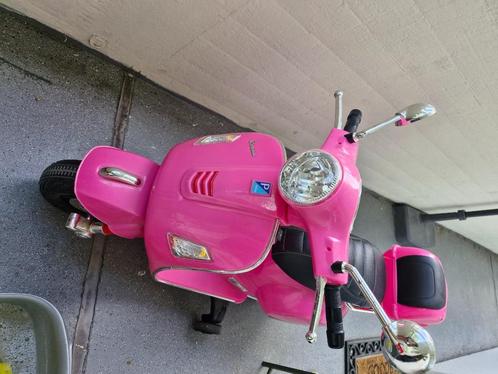 roze vespa kinder scooter, Kinderen en Baby's, Speelgoed | Buiten | Accuvoertuigen, Zo goed als nieuw, Ophalen