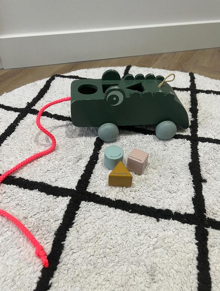 Heel goed groen Done by Deer krokodil trek vormenstoof hout, Kinderen en Baby's, Speelgoed | Houten speelgoed, Gebruikt, Ophalen of Verzenden