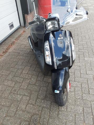 Snorscooter Sym met windscherm beschikbaar voor biedingen