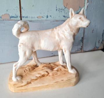 Brocant beeld hond van keramiek  beschikbaar voor biedingen