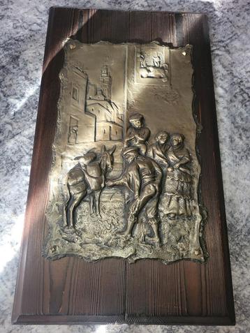 Vintage tinnen Reliëf Plaque op Houten Plaat beschikbaar voor biedingen