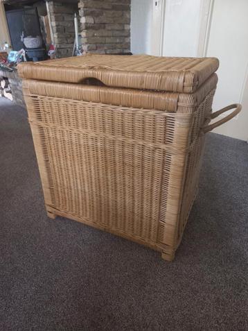 Rotan opberg mand beschikbaar voor biedingen