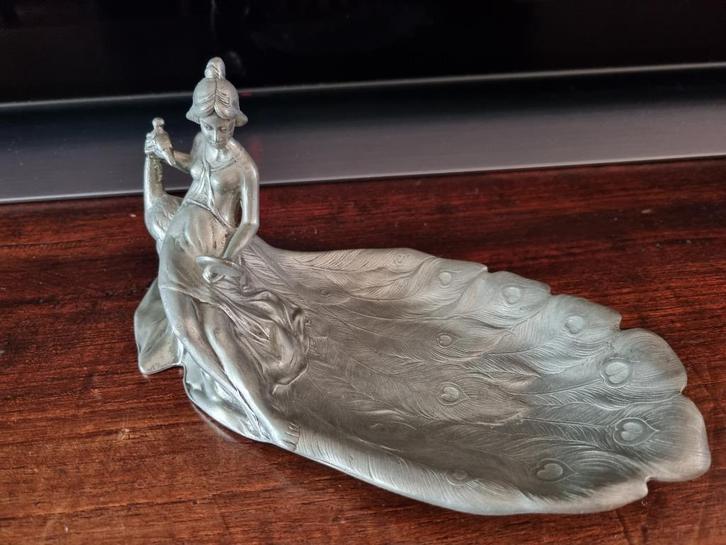 Art Nouveau Zilvertinnen Sieradenschaaltje, Dame met Pauw., Antiek en Kunst, Antiek | Tin, Ophalen of Verzenden
