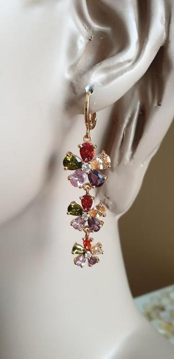 Goudkleurige oorringetjes met kleurige Swarovski elementen beschikbaar voor biedingen