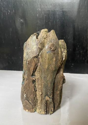 Sculptuur van gebakken en geglazuurde klei beschikbaar voor biedingen