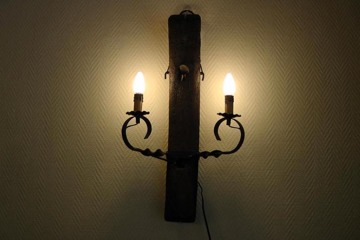 Sfeervolle wandlamp van deel wagenwiel & metaal met 2 lampen, Huis en Inrichting, Lampen | Wandlampen, Gebruikt, Glas, Hout, Kunststof