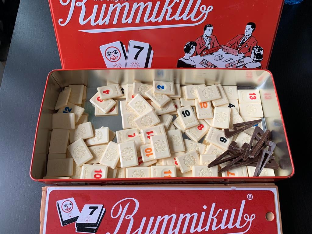 Rummikub spel in rood blik speciale  uitgaven, Ophalen of Verzenden