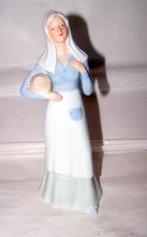 Prachtig porseleinen beeldje meisje met kruik. L. 21 cm. Nws, Ophalen of Verzenden