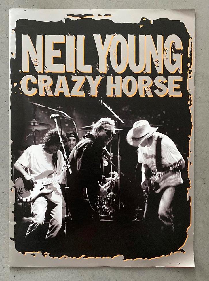 Neil Young - Crazy Horse Tour book 2001 + ticket, Verzamelen, Muziek, Artiesten en Beroemdheden, Zo goed als nieuw, Boek, Tijdschrift of Artikel