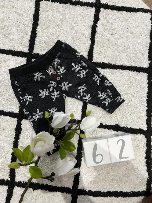 Heel goed: zwart Hema joggingbroek blad print 62 broek baby, Kinderen en Baby's, Babykleding | Maat 62, Zo goed als nieuw, Jongetje of Meisje