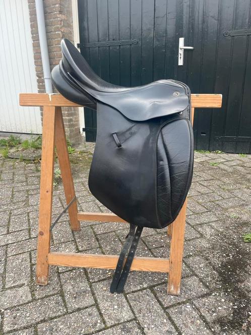 Kiefer zadel, 18 inch wijde boom, Dieren en Toebehoren, Paarden en Pony's | Zadels, Gebruikt, Dressuur, Ophalen