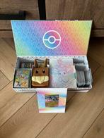 Pokémon - Prismatic Evolutions UPC box - plus stapel kaarten, Ophalen of Verzenden, Zo goed als nieuw, Meerdere kaarten