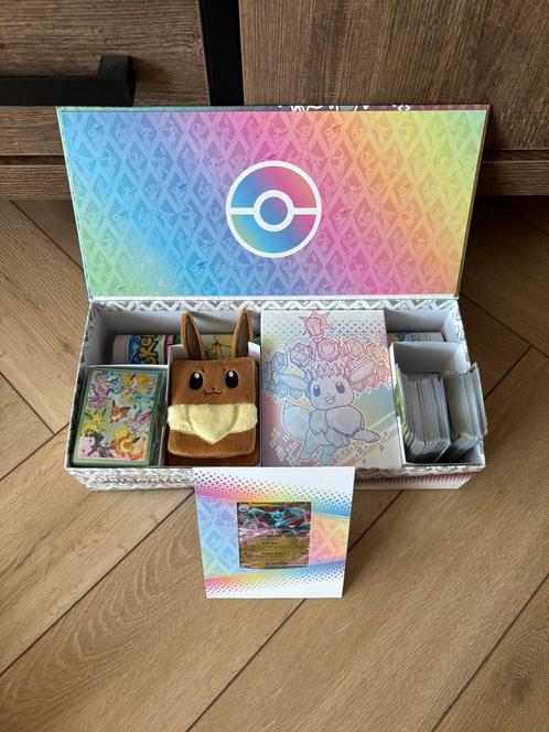 Pokémon - Prismatic Evolutions UPC box - plus stapel kaarten, Hobby en Vrije tijd, Verzamelkaartspellen | Pokémon, Zo goed als nieuw