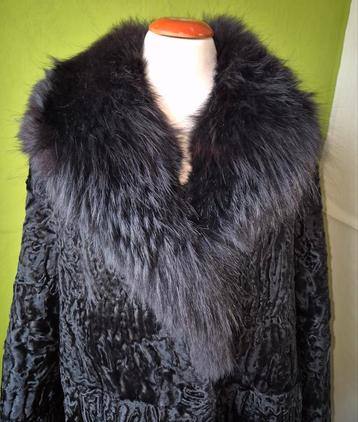 Astrakan jas met vossenbontkraag, maat 40-42 beschikbaar voor biedingen