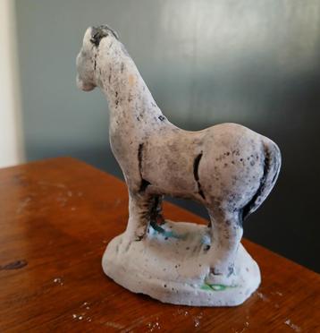 Klein beeldje van een paard  beschikbaar voor biedingen
