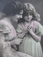 Antieke Kaart - Moeder & Dochter in Versierde Jurk, Verzenden, Voor 1920, Ongelopen, Kinderen