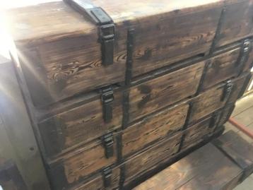 Hele gave gebrande en geborstelde houten legerkisten beschikbaar voor biedingen