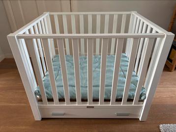 Baby box wit twee hoogtes incl boxkleed en boxkussen beschikbaar voor biedingen