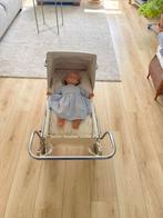 Prachtige ouderwetse antieke kinderwagen. Poppenwagen, Ophalen