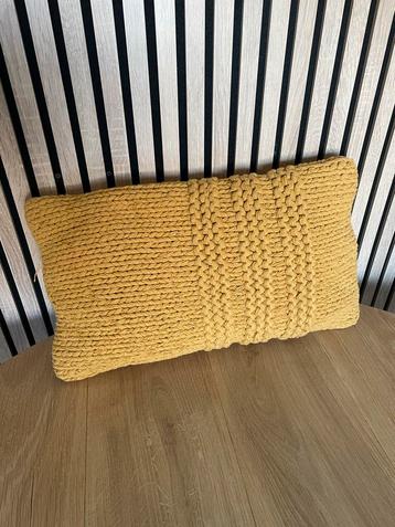 Okergeel sierkussen beschikbaar voor biedingen