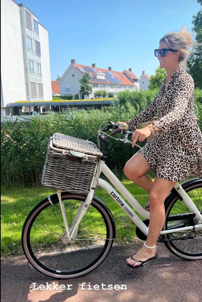 Mooie witte Cortina damesfiets met mand, Fietsen en Brommers, Fietsen | Dames | Omafietsen, Zo goed als nieuw, 56 cm of meer, Ophalen