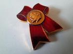 speldje Lenin met rood strikje, Ophalen of Verzenden, Zo goed als nieuw, Figuurtje, Speldje of Pin