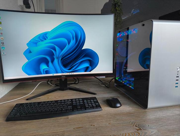 GAME PC SETUP i7 MET WATERKOELING EN 32 INCH CURVED SCHERM, Computers en Software, Desktop Pc's, Zo goed als nieuw, 4 Ghz of meer