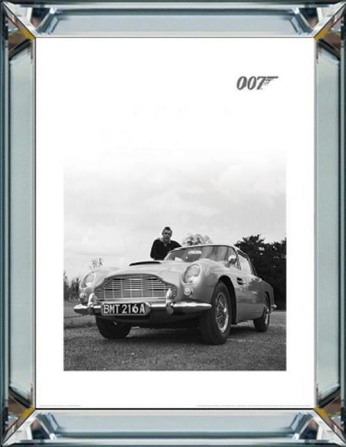James Bond in de auto GL-220, Huis en Inrichting, Woonaccessoires | Schilderijen, Tekeningen en Foto's, Nieuw, Schilderij, Minder dan 50 cm