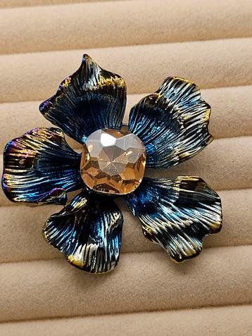 Antiek stijl broche met bloem.

 beschikbaar voor biedingen