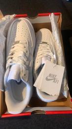 Nike Air Force 1 MAAT 42, Kleding | Heren, Schoenen, Wit, Nike, Nieuw, Ophalen of Verzenden