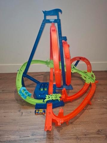 Hotwheels baan met looping en 1 auto (excl. batterijen) beschikbaar voor biedingen