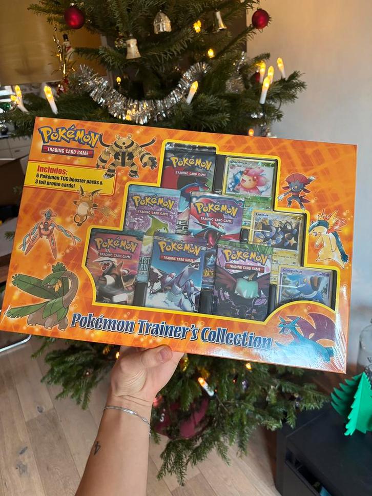Pokemon Trainer’s Collection 2009 (Vintage) KB toys sealed, Hobby en Vrije tijd, Verzamelkaartspellen | Pokémon, Nieuw, Ophalen