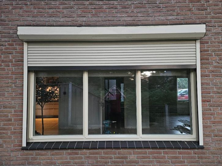 rolluiken, Doe-het-zelf en Verbouw, Rolluiken, Gebruikt, 150 tot 200 cm, 150 tot 200 cm, Wit, Elektrische bediening, Ophalen