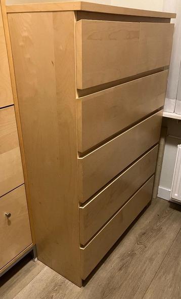 Ladenkast beschikbaar voor biedingen