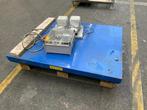 Hefplateau.  Oppervlak 120 x 100 cm Hefvermogen 500 Kg, Ophalen, Gebruikt, Elektrisch, Garagekrik