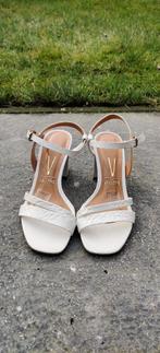 Moderne en elegante witte dames zomersandalen maat 37 nieuwe, Nieuw, Ophalen of Verzenden, Schoenen met hoge hakken, Wit