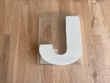 Witte houten letter J   (ca. 13,5 x 16,5 cm) beschikbaar voor biedingen