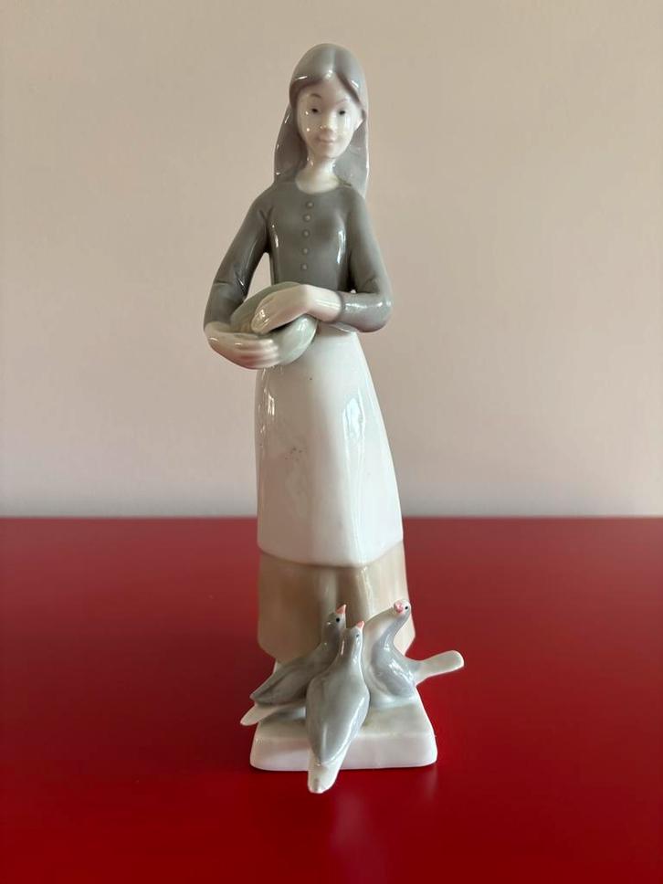 Carl Scheidig Porseleinen Beeldje Vrouw met Duiven, Antiek en Kunst, Antiek | Keramiek en Aardewerk, Ophalen of Verzenden
