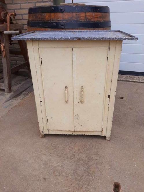 OPRUIMING! IJzer en deels geëmailleerd kastje, bijzetkastje., Antiek en Kunst, Curiosa en Brocante, Verzenden