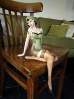 Retro pin-up beeldje, dame in lingerie polystone, Ophalen of Verzenden, Nieuw, Mens