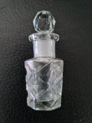 Oud karafje met geslepen stolpje
Totale hoogte 8 cm
 beschikbaar voor biedingen
