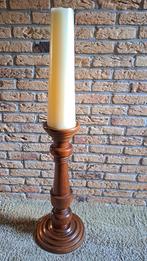 kandelaar h 68 cm met kaars h ca 44,5 cm O-T, Ophalen, Zo goed als nieuw, Kandelaar, Hout