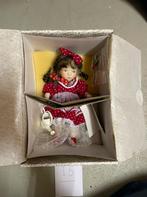 Franklin Mint Heirloom doll red dress. *nooit uitgepakt*, Verzamelen, Poppen, Zo goed als nieuw, Ophalen