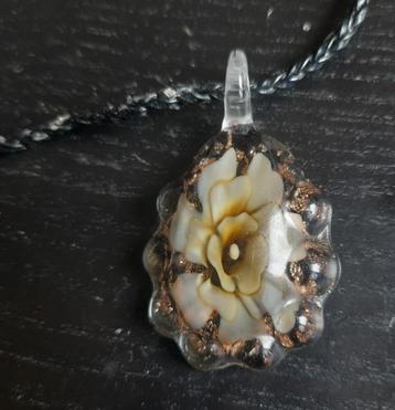Aparte en mooie glazen bloemenhanger incl. ketting beschikbaar voor biedingen
