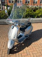 Vespa primavera grijs/zilver snor, Fietsen en Brommers, Benzine, Overige modellen, Maximaal 45 km/u, Zo goed als nieuw